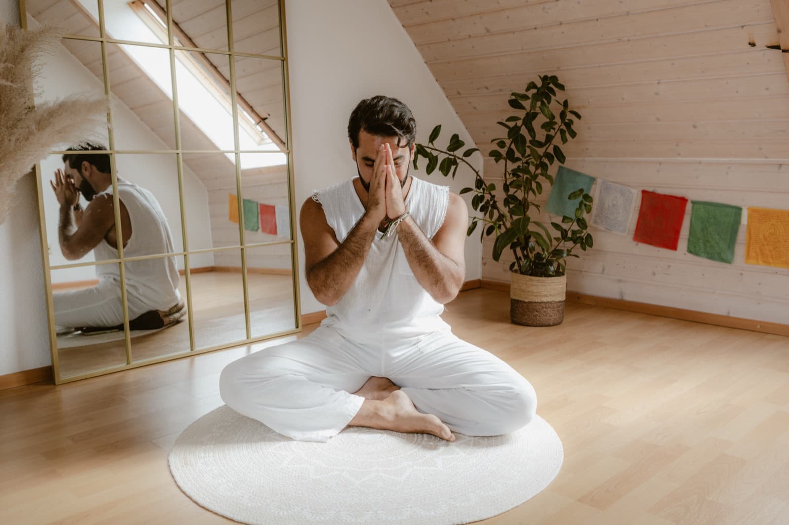 Meditation mit geschlossenen Augen