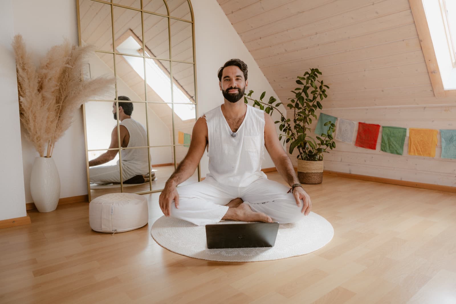 Meditation im lichtdurchfluteten Raum