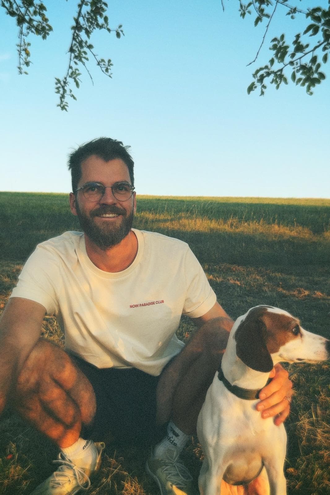 Andreas Ebner mit Hund auf dem Feld