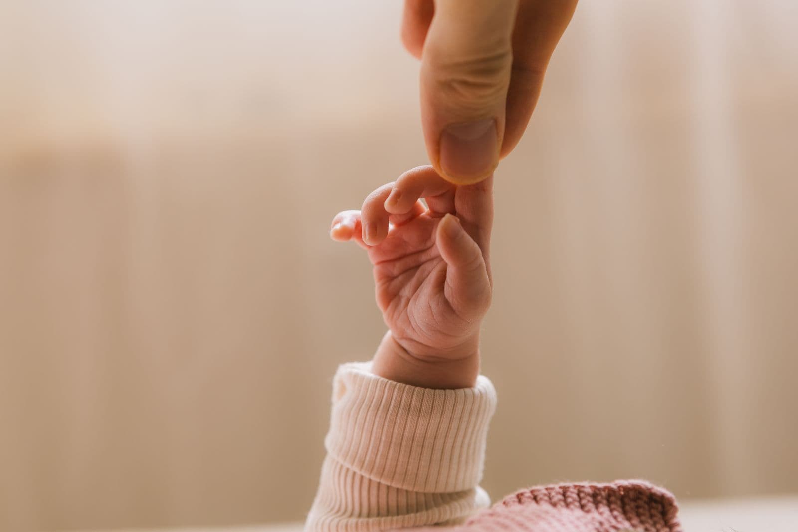 Babyhand berührt Papas Finger